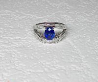 Ring in white gold with a double ring set with 32 baguette diamonds G/VS for 1 c. approx. supporting an oval Ceylon sapphire of very beautiful colour for 2 c. approx. - Gold 5,40 g.