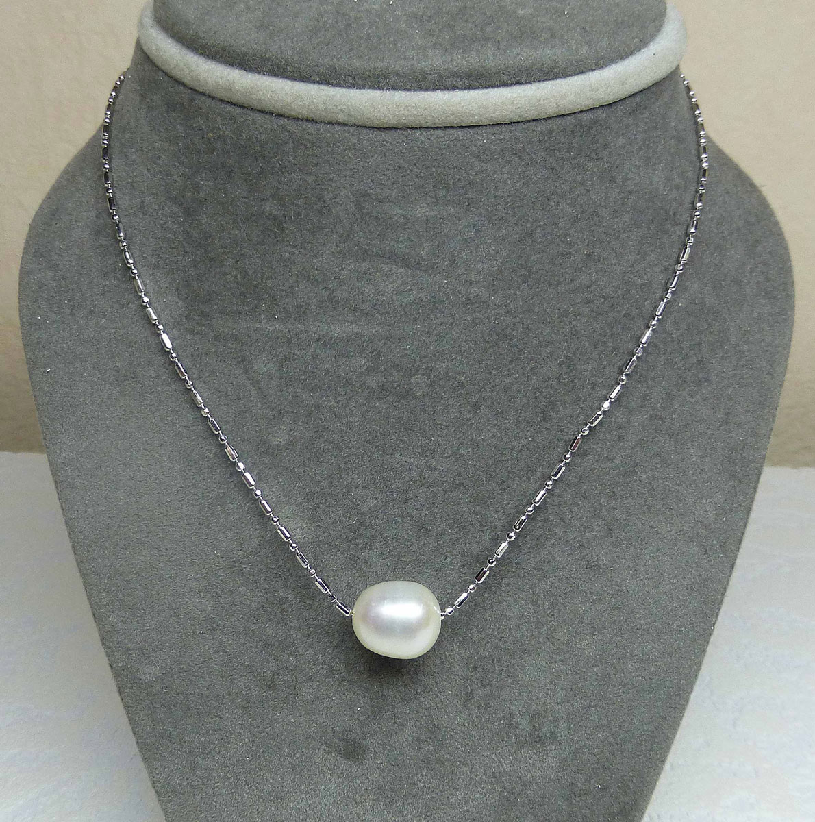 Pendant natural cultured pearl diameter 11 mm on its silver chain