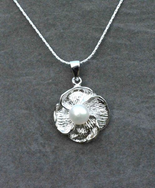 Original pendant on its silver chain centered with a natural cultured pearl (D: 6-6,5 mm) in its petal pattern