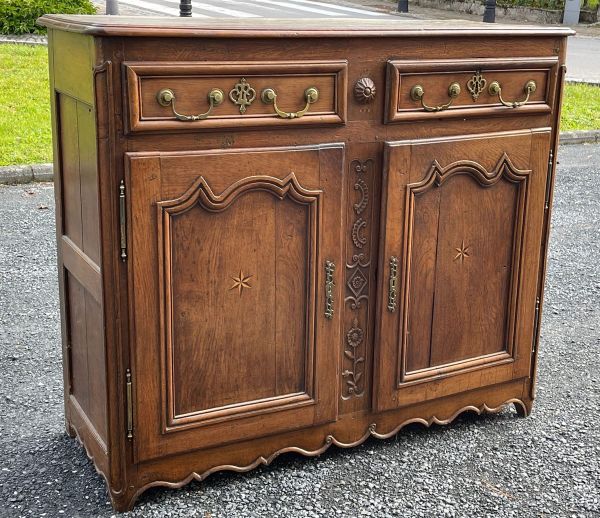 Luxembourgish sideboard with height of support