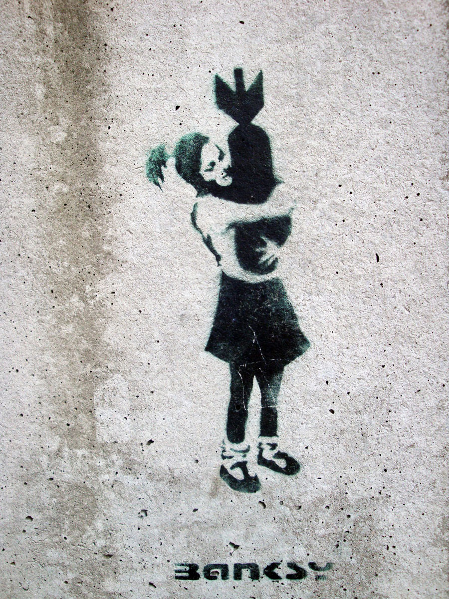 Bomb Hugger, Print d'après Banksy (after), épreuve en couleur, signé sur papier Arches dans la planche, cachet de l'éditeur numéroté sur 150, encadré avec certificat de l'éditeur, 28x38cm