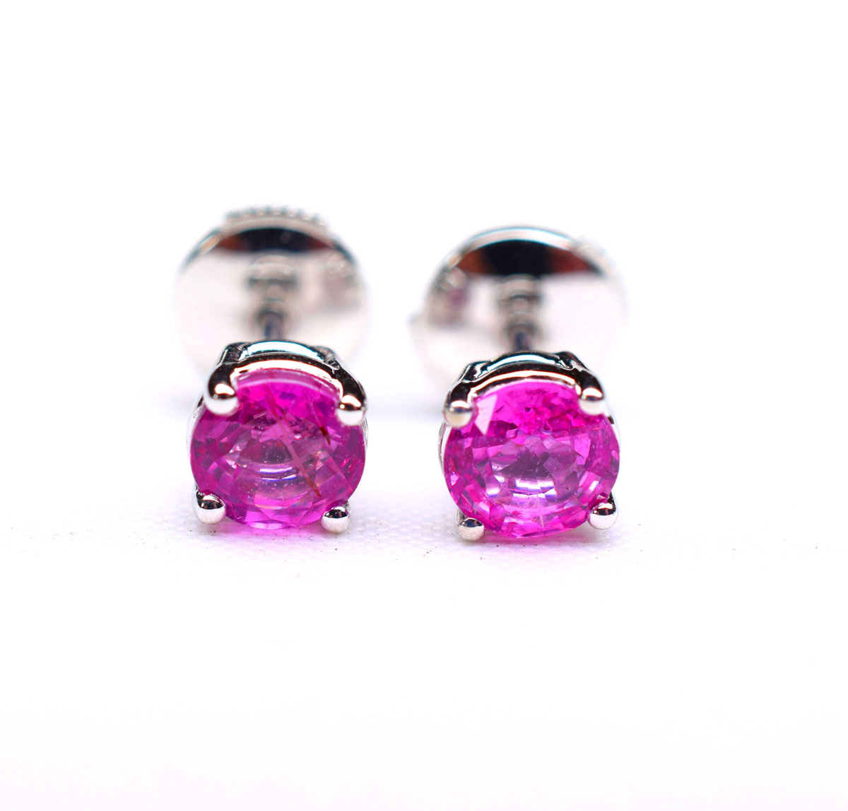 Important pair of earrings in white gold 4 claws set by two natural pink Ceylon sapphires of intense and luminous color for 1,16 c. - Gold 1,37 g. 