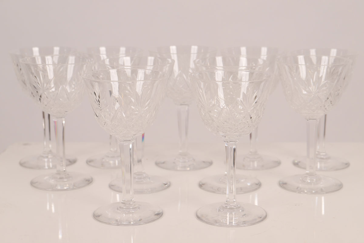 Onze verres en cristal taillé