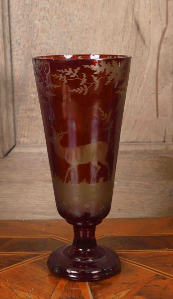 Vase en pâte de verre à décor de biche, sur piedouche.