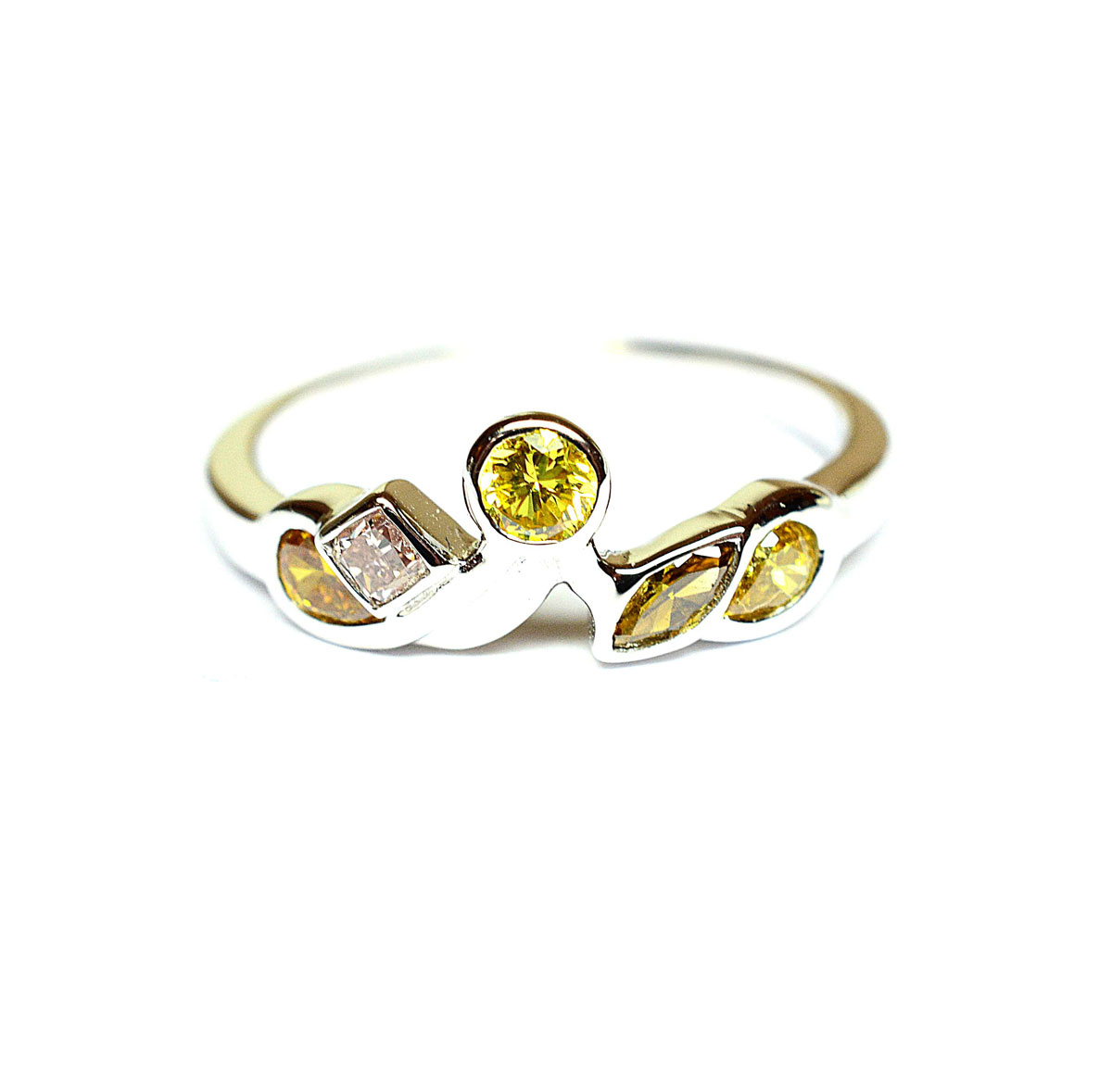 White gold ring set with 5 natural colour diamonds, pear, marquise, round and square cut for 0,60 c approx. - Gold 2,46 g