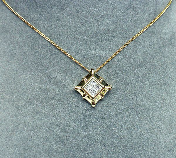 Yellow gold pendant, square shape, set with 4 princess diamonds for 0,50 c. approx. quality G/VS - Gold 4,79 g.