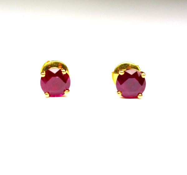 Very nice pair of earrings set with two round Burmese rubies for 1,50 c approx, alpa security system - Gold 1,31 g.