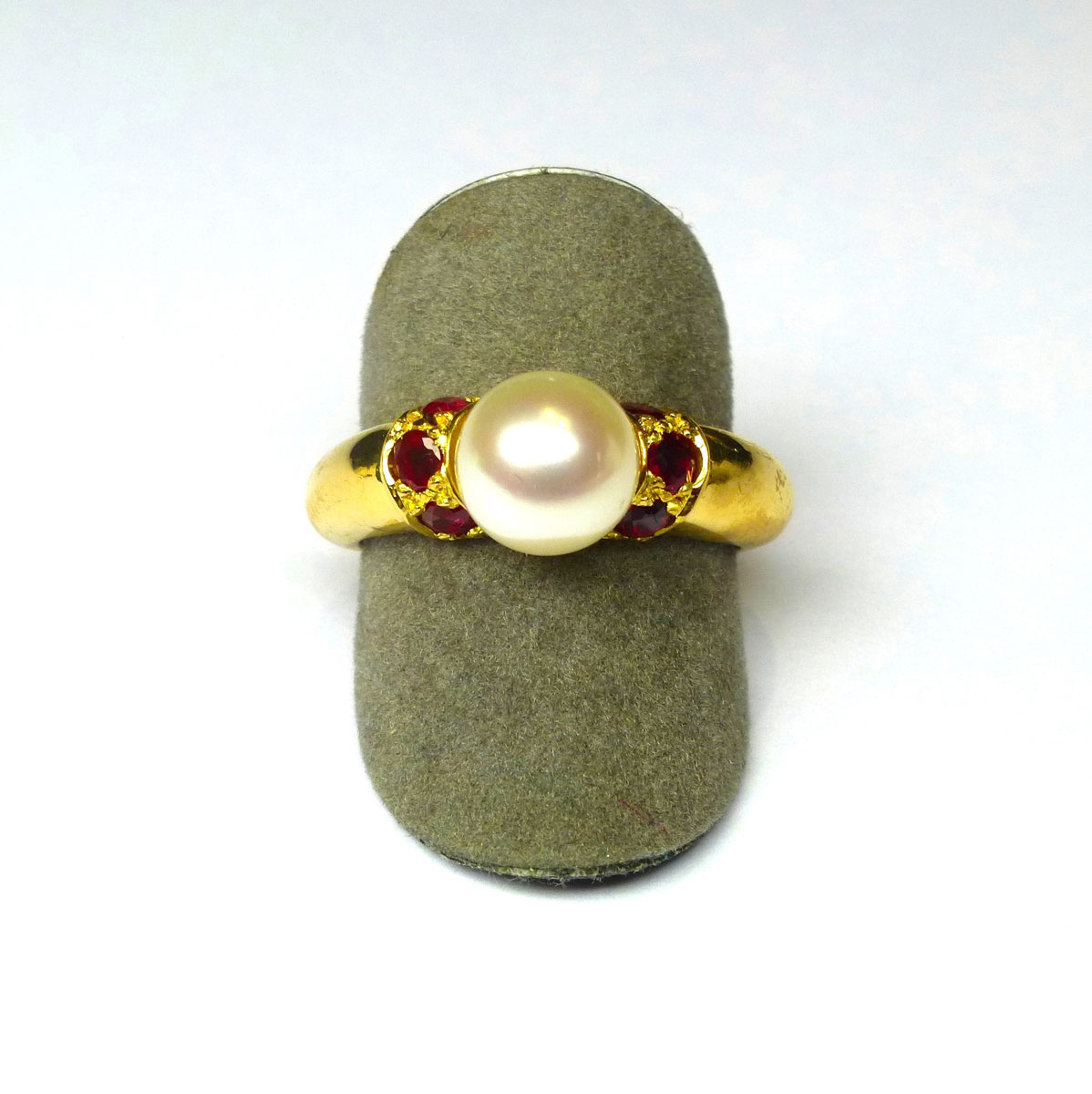 Yellow gold ring holding a cultured pearl from the Middle East supported by 6 rubies - Gold 9,73 g