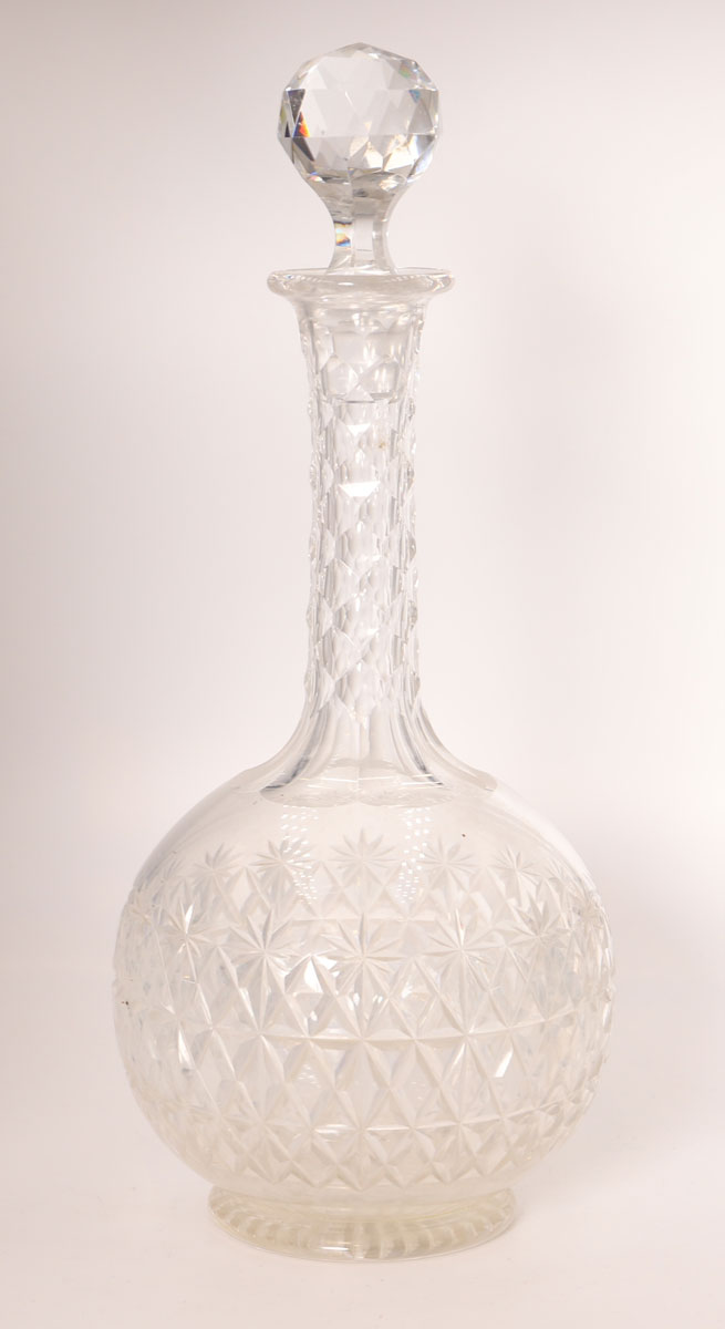 Carafe in cut crystal with its stopper