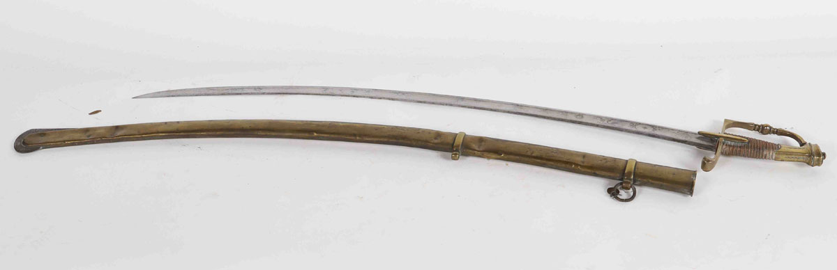 Sabre Etat-Major. Monture cuivre une branche. Pommeau plat. Oreillons à fuseaux. Fusée bois. Filigrane cuivre. Lame à pans creux, gravée, fourreau cuivre, 2 bracelets (1 anneau manquant)