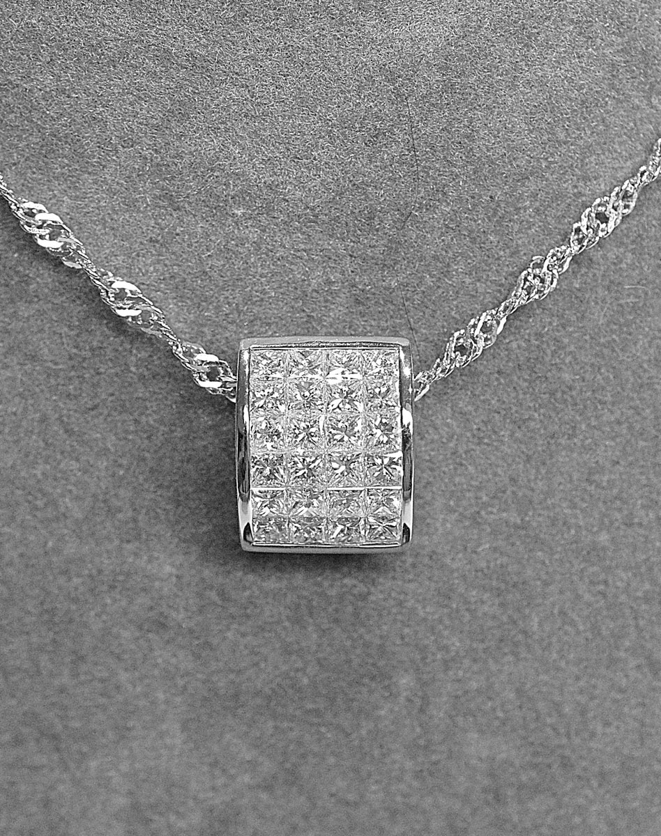 Beautiful modern pendant set with 24 princess cut diamonds in invisible setting for 1 c approx (G/VS) on its chain - Gold 4,38 g.