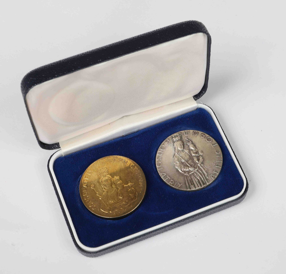 Box of two medals with the effigy of the 