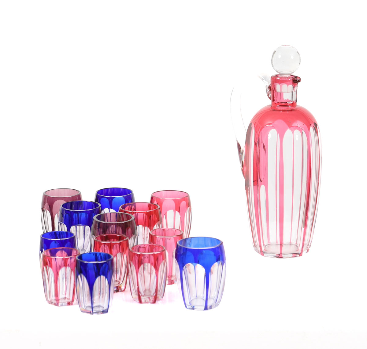 Ensemble composé d'une carafe et 13 petits verres