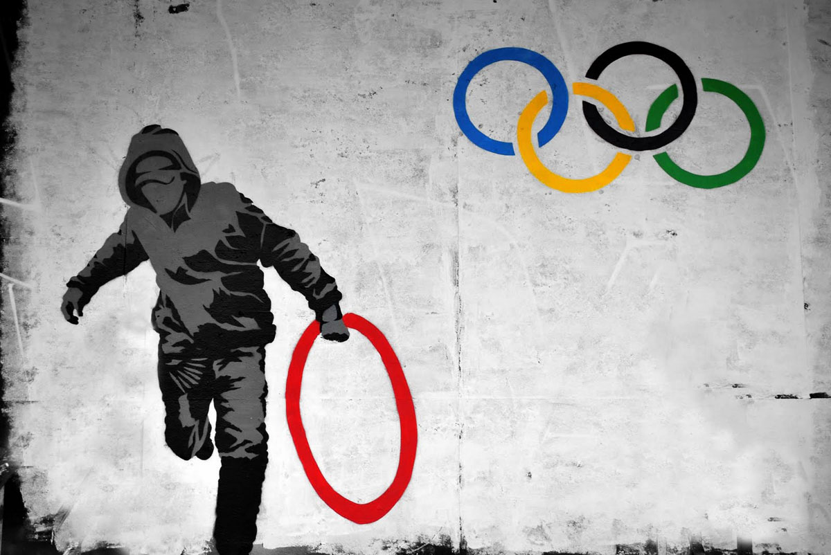 Olympic rings, Print d'après Banksy (after), épreuve en couleur, signé sur papier Arches dans la planche, cachet de l'éditeur numéroté sur 150, encadré avec certificat de l'éditeur, 28x38cm