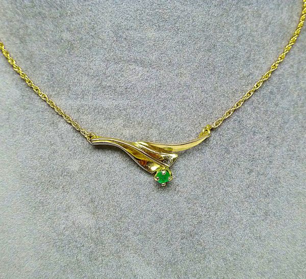 Yellow gold pendant with a round emerald - Gold 3,18 g