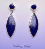 Paire de Boucles d'oreilles légèrement pendantes en argent massif ornées en clos par deux motifs en lapis-lazuli formes marquises et rondes aux couleurs irisées. PB 4,84 g