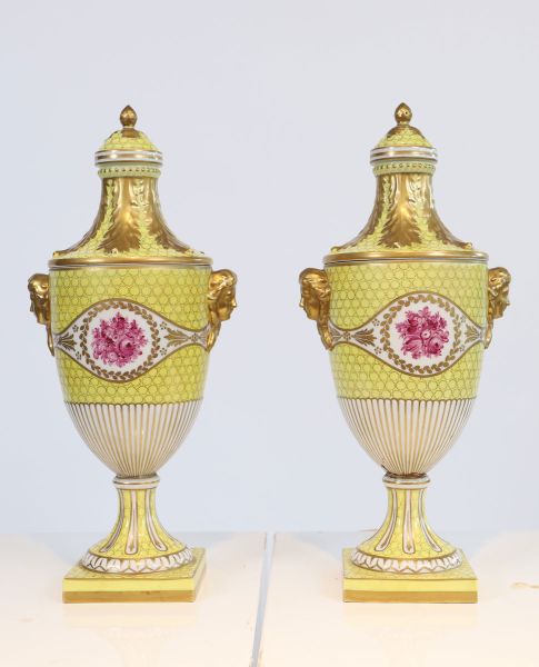 Pair of covered pots - Dresden