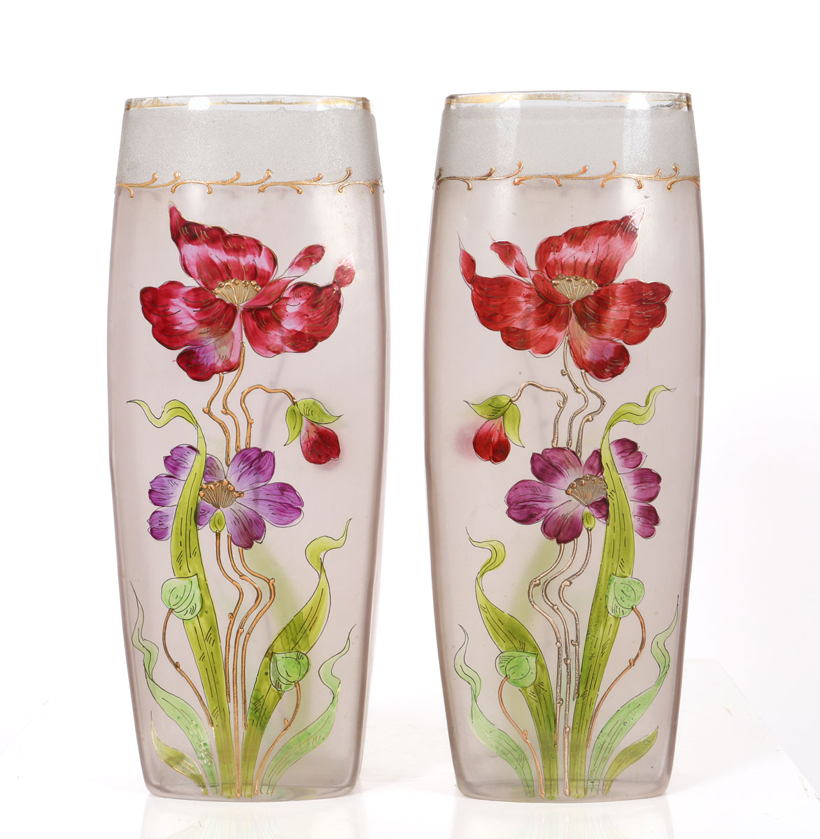 Paire de vases en verre émaillé d’un décor floral sur fond mat. 