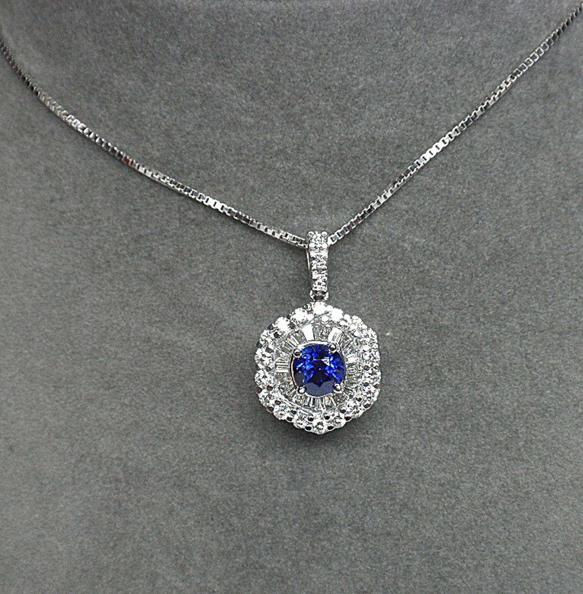 White gold pendant set with a sapphire of 1 c. approx. in a double setting of baguette and round diamonds of 1.30 c. approx. H/VS - Gold 4.03 g.