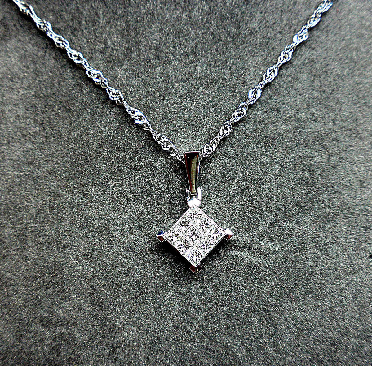 Diamond pendant set with 9 diamonds G/VS in invisible setting for 0,70 c. approx. on its gold chain - Gold 3,73 g