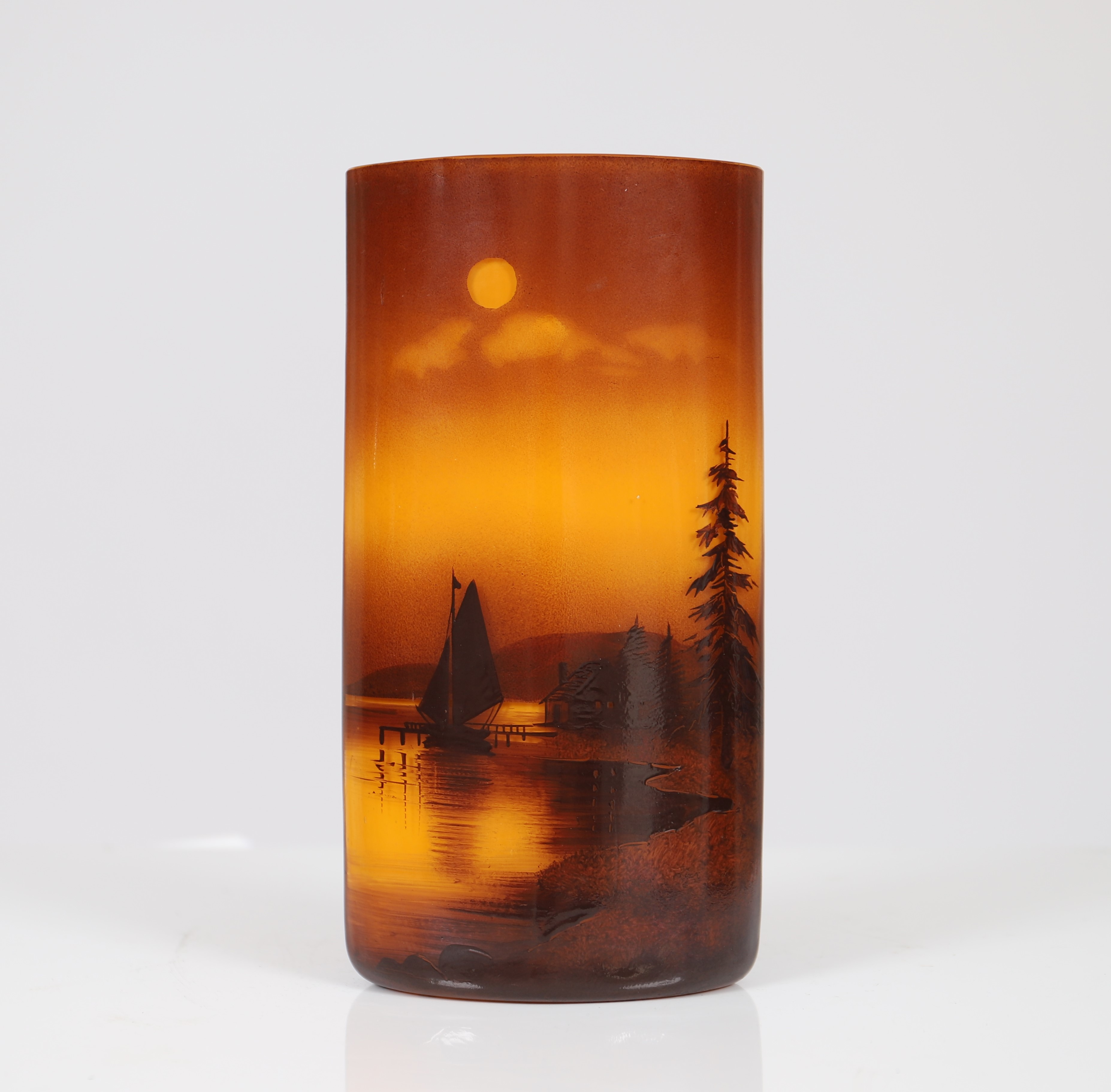 Vase en verre peint à décor de paysage lacustre dans les tons brun orangé.