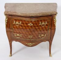 Jolie commode marquetée Louis XV 