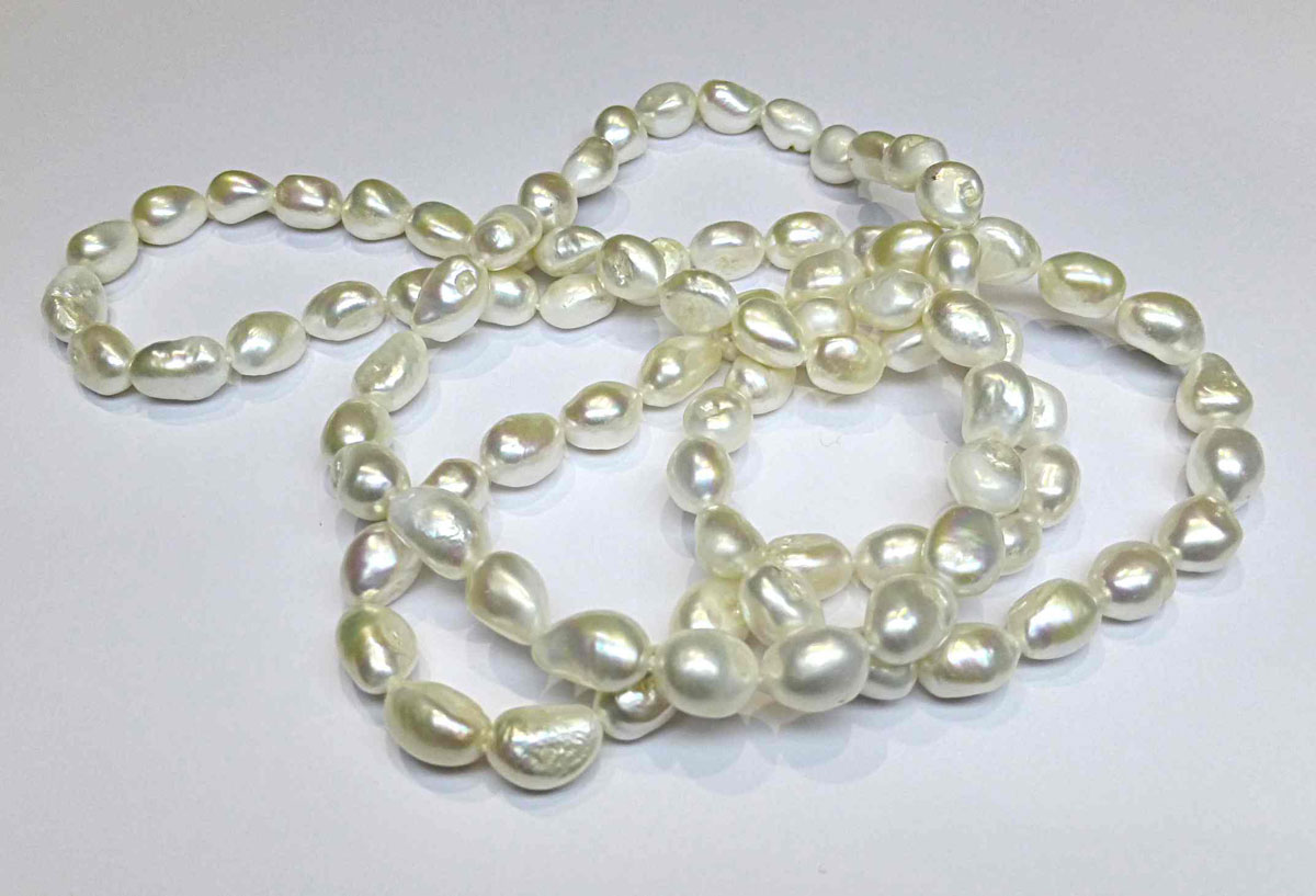 A very original long necklace made of natural cultured pearls of baroque shape, 1,60 meter long (a knot between each pearl)