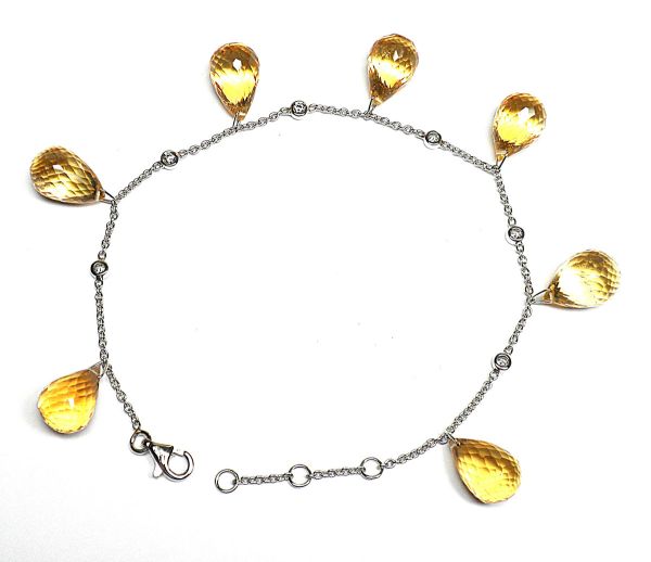 Bracelet en or blanc orné par 7 citrines briolétées pour 35 c. env. intercallées par 6 diamants en serti clos - Or 2,14 g.