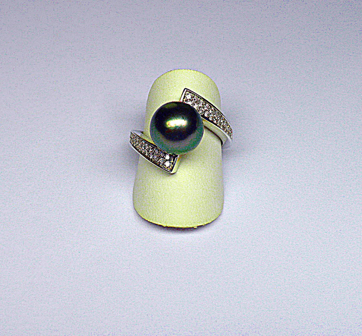 White gold ring holding a Tahitian pearl D: 10/ 10,5 mm) with 48 extra white diamonds VS - Gold 6,95 g.