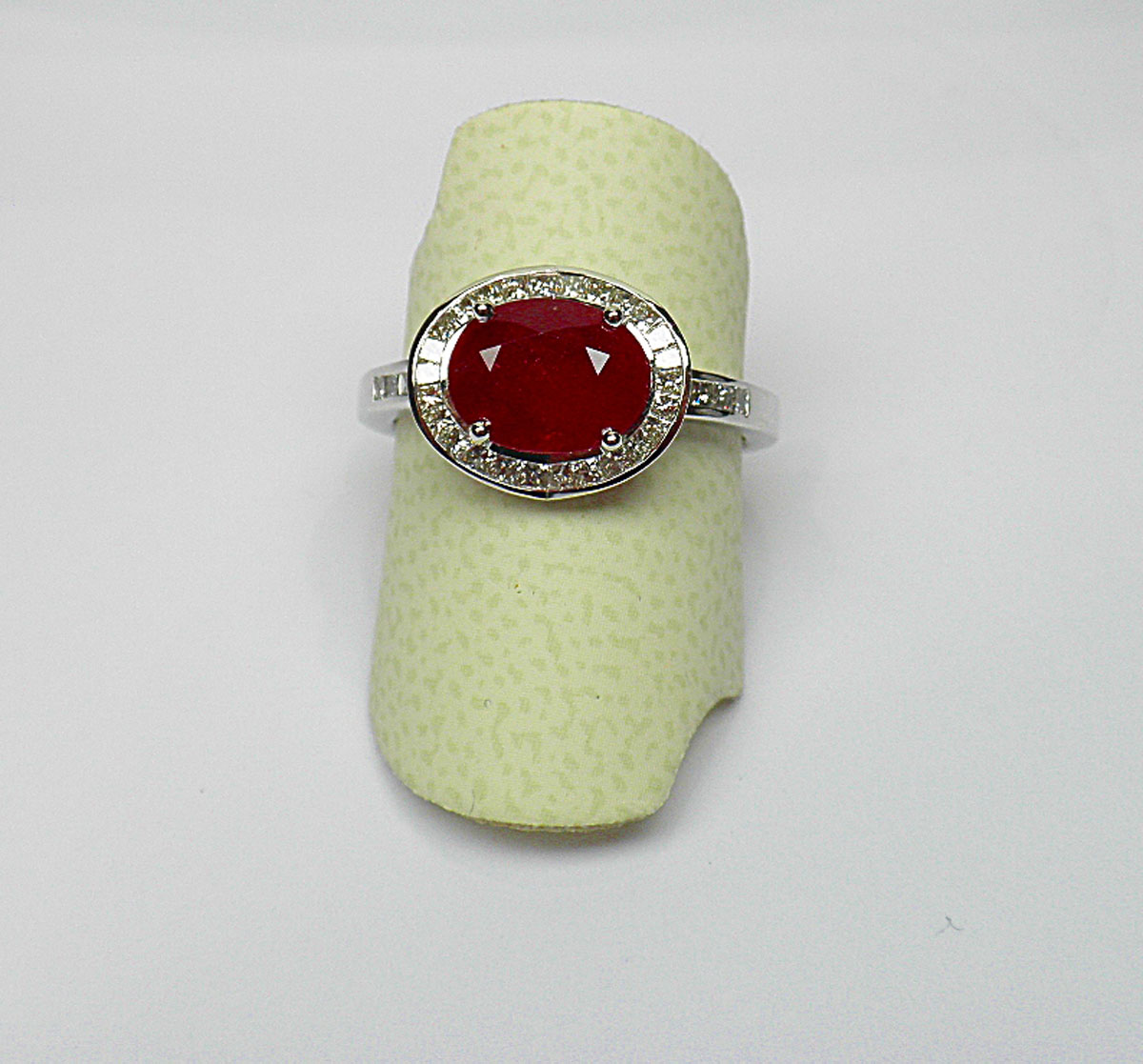 White gold ring, curved bezel set with 0.80 ct. G/VS quality diamonds supporting a Natural ruby probably Burmese for 2.75 ct. - Gold 3.79 g. 