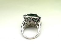 Important white gold ring set with 4 claws of a degree emerald probably Colombia weighing 16.59 c in a surround of modern round diamonds, enhanced at the 4 corners with square emeralds. Weight of the diamonds 1.50 c approx. G/VS quality. - Gold 16,19 g