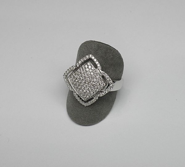 Bague en or blanc à plateau de forme carée pavée de diamants ronds taille brillant moderne pour 1,10 c. env. de qualité H/VS - Or 5,47 g.