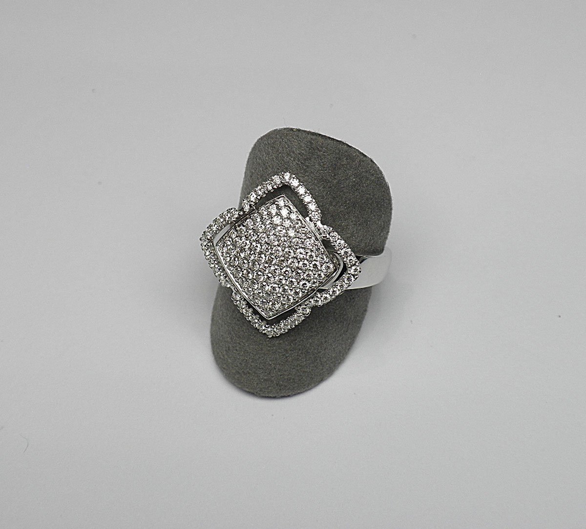 White gold ring with a square-shaped plate paved with modern round brilliant-cut diamonds for 1.10 c. approx. of H/VS quality - Gold 5.47 g.