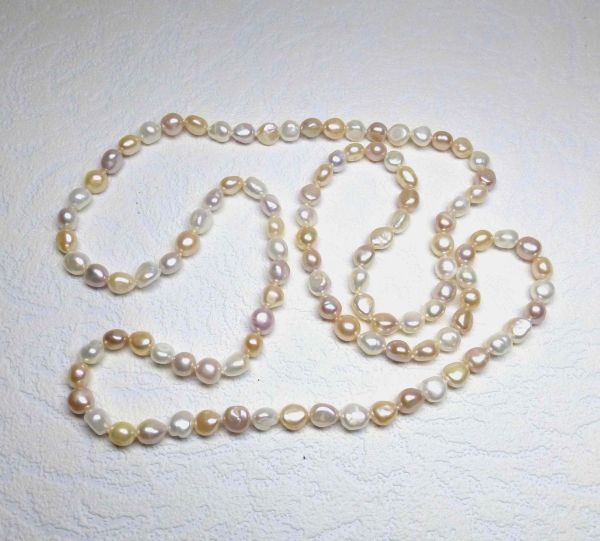 Very original long necklace made of multicolored natural cultured pearls of baroque shape, 1,20 meter long (a knot between each pearl)