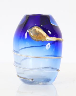 Vase bleu dans le goût de Louis Leloup (Né en 1929)