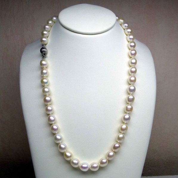 Very nice and important necklace of natural cultured pearls of olive shape (D: 9.5 mm) of a length of 42 cm - silver clasp (a knot between each pearl).