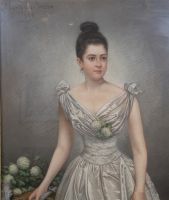 Jeune demoiselle en robe de cérémonie