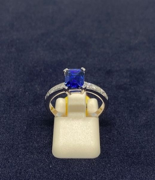 Bague saphir taille émeraude