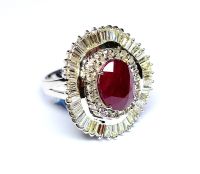 Importante bague jupe en or blanc soutenant un rubis Naturel Birman oval pesant 6,11 c dans un entourage de diamants ronds et baguettes pour 3 c env de belle qualité - Or 12,02 g. 