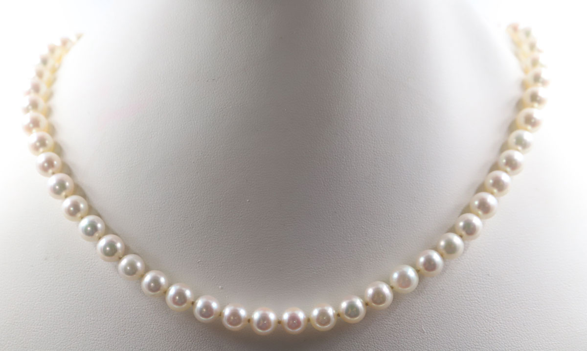 Pearl necklace 