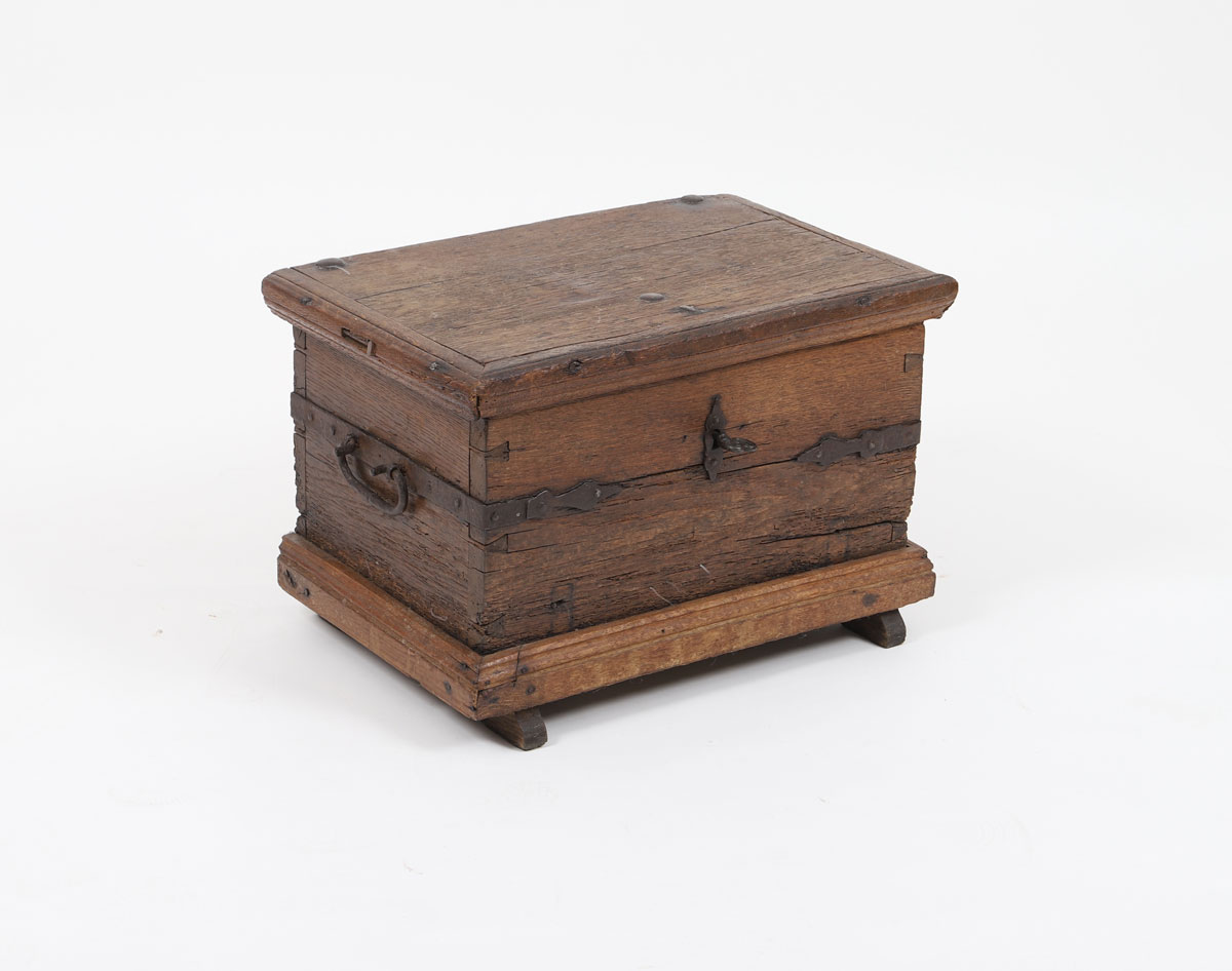 Small travel chest - 17th century