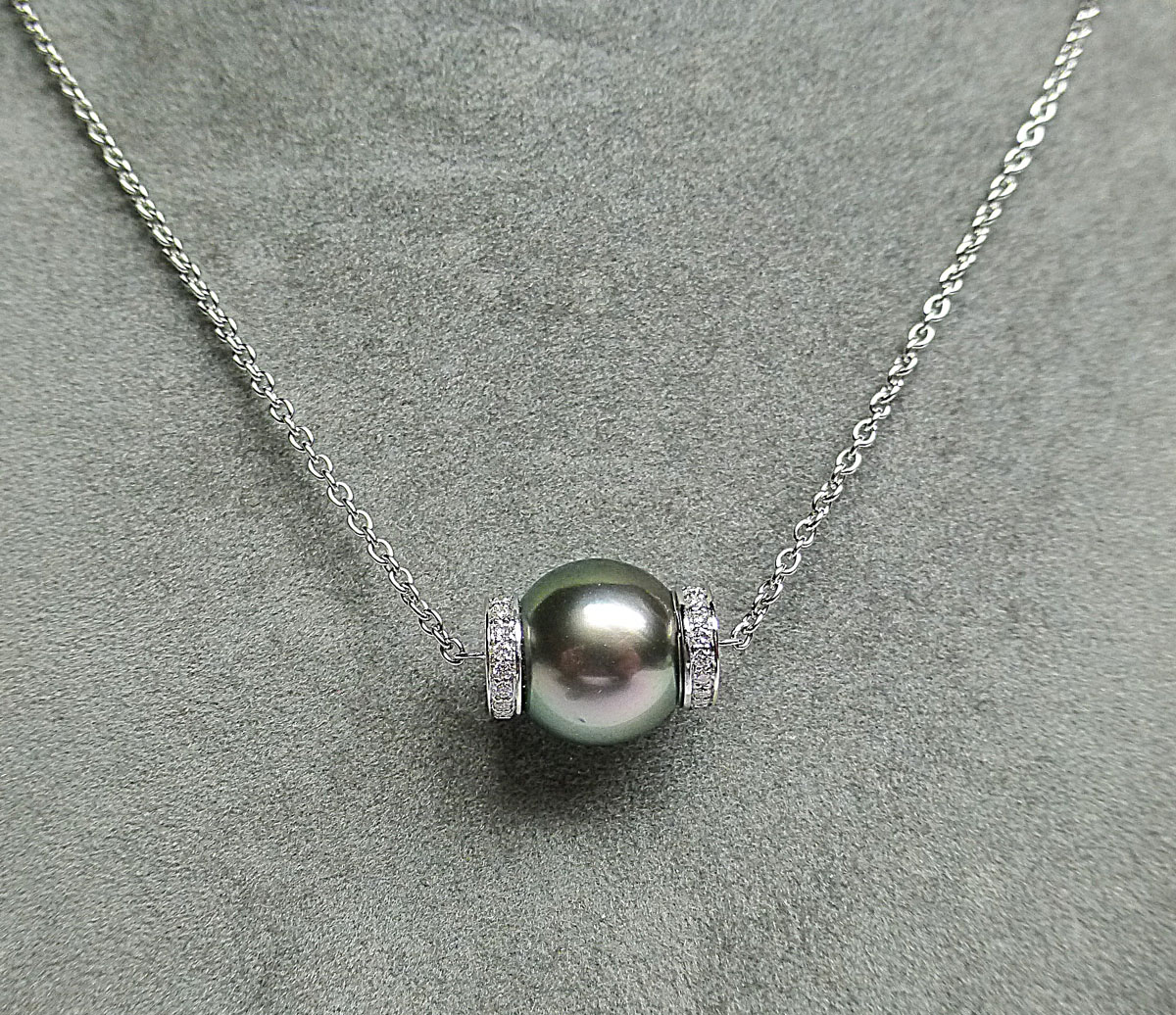 White gold pendant on its chain adorned with a natural Tahitian pearl with green reflections (D: 10 mm) perfect luster and regularity, set between two spheres of 36 diamonds - Gold 4,06 g