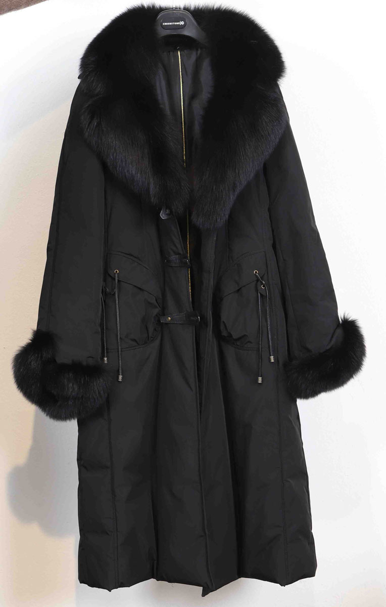 Parka noire col et manchettes en fourrure de renard noir.