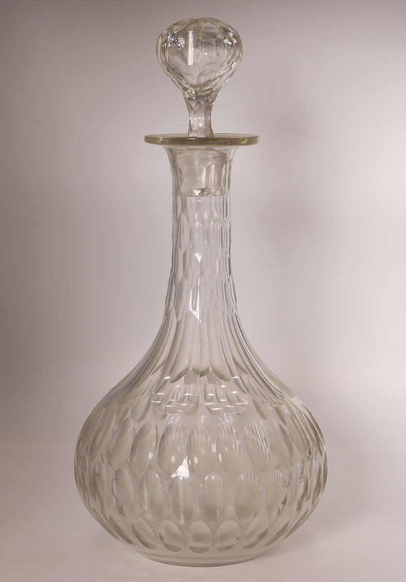 Carafe in cut crystal with its stopper