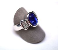 White gold ring centered in close with an oval Natural Burmese sapphire weighing 2.50 c approx. Baguette diamonds on the shoulder for 1 c approx G/VS. - Gold PB 9,56 g