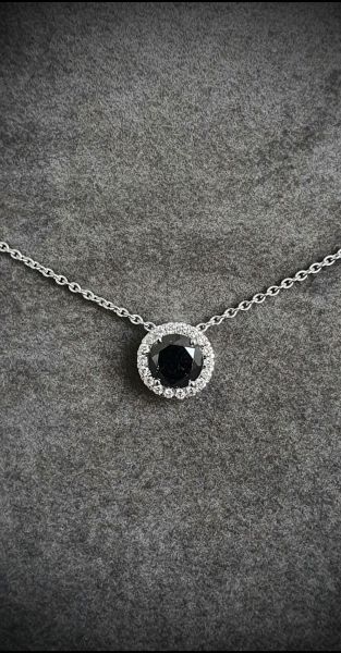 White gold pendant centered with a rare round modern cut black diamond weighing 1.10 c approx. in a setting of round modern cut diamonds G/VS for 0.20 c approx. - Gold 2.93 g