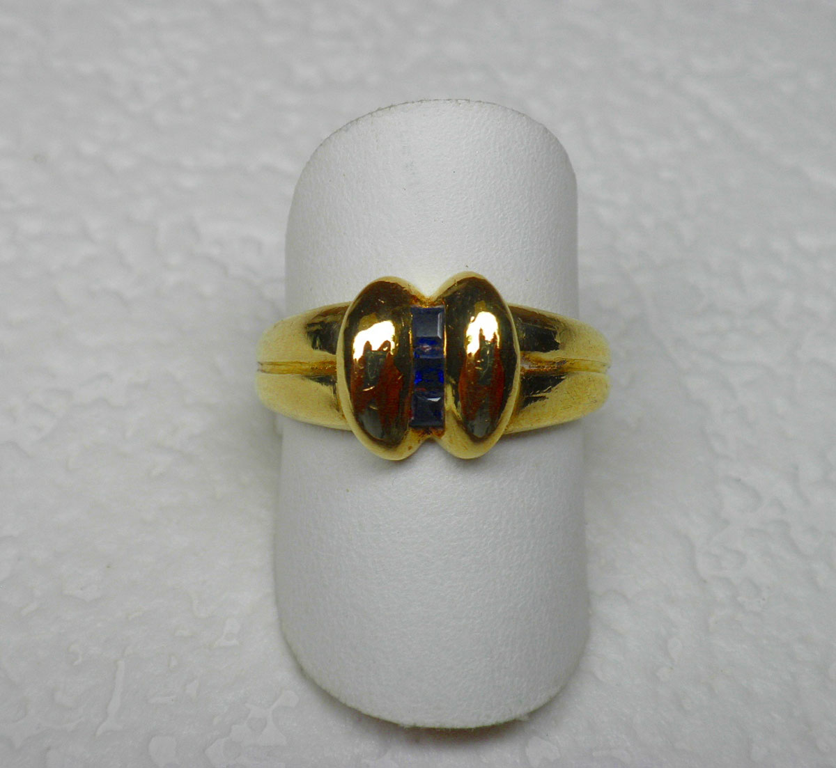 Bague en or jaune anneau godroné sertie de 3 saphirs qualibrés - Or 5,35 grs