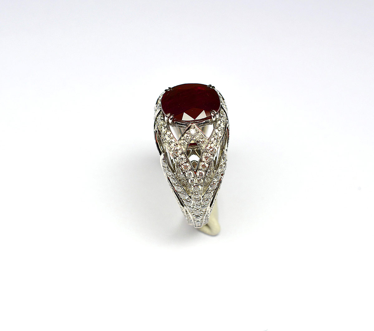 Bague en or blanc centrée d'un rubis oval Naturel Birman au rouge profond pesant 4,05 c, monture moderne et stylisée sertie par 188 diamants pour 2,20 c env qualité extra blanc VS. - Or 4,95 g. 