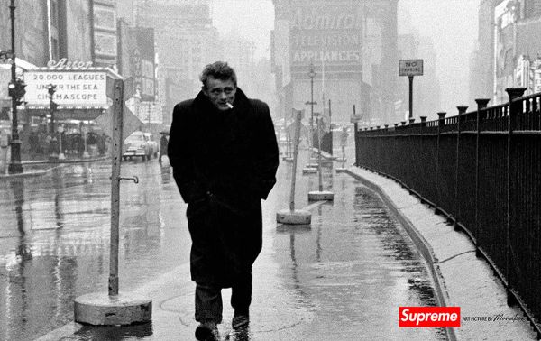 James Dean Street, Supreme by Monakoe, Photo imprimée sur papier brillant, Finition argentique, encadré encadré, Taille photo 44,5x28, Taille cadre 54,5x38 cm (passe partout blanc), édité en 5 exemplaires