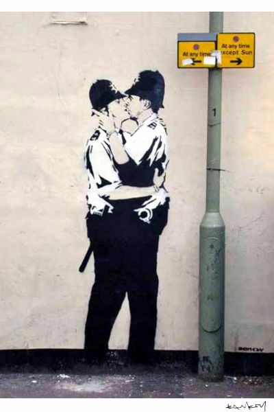 Kiss Policemen, Print d'après Banksy (after), épreuve en couleur, signé sur papier Arches dans la planche, cachet de l'éditeur numéroté sur 150, encadré avec certificat de l'éditeur, 28x38cm